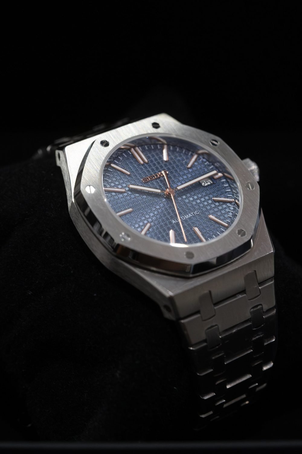 Steel sports watch with a blue tapisserie dial on an integrated bracelet